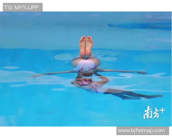 游泳比赛精彩瞬间回顾：速度与力量的完美碰撞，谁将问鼎冠军宝座